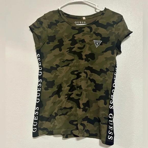 208. Guess Women’s Camo Cotton Blend Short Sleeve Crewneck T-Shirt Size medium - Picture 2 of 4